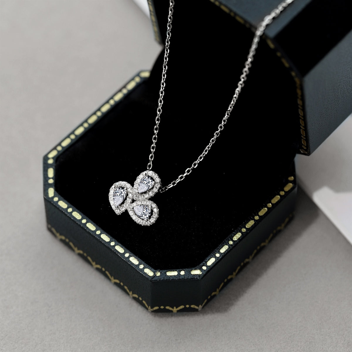 [Elitejewels]Elegant Flower Shape Pear Cut Necklace