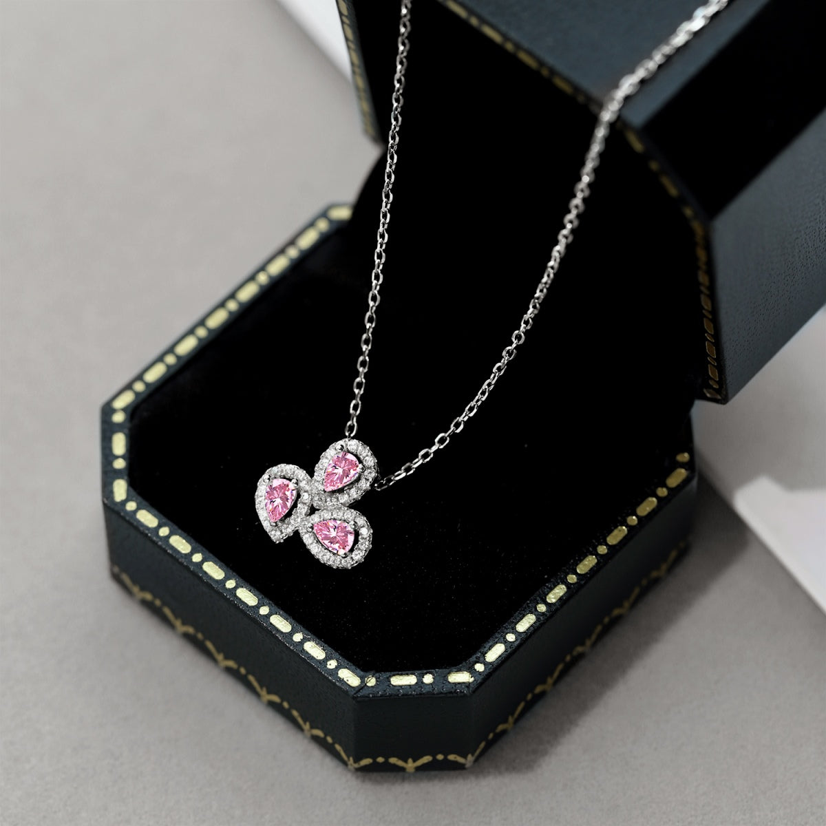 [Elitejewels]Elegant Flower Shape Pear Cut Necklace