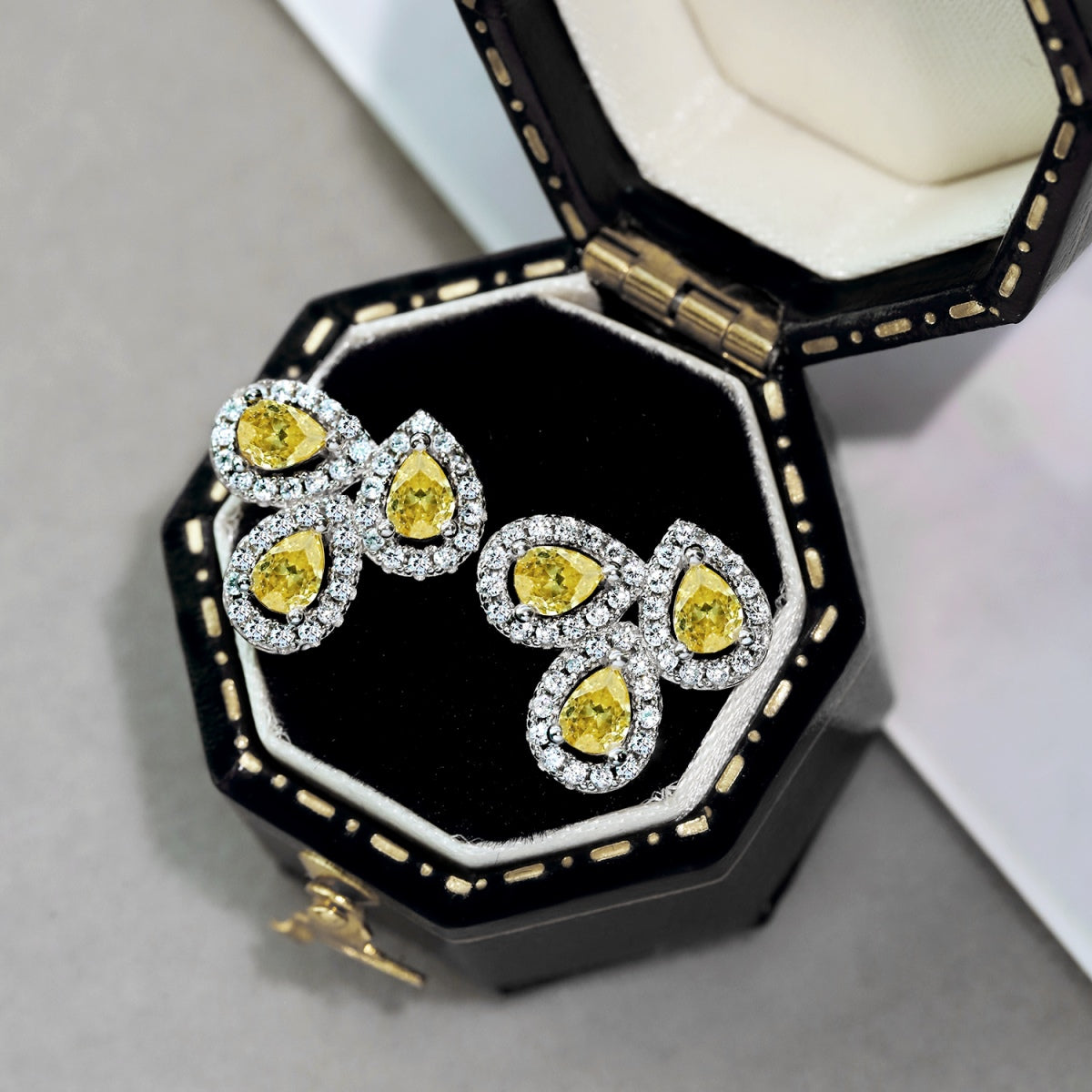 [Everoly JW] Verzierte Ohrringe in Blumenform mit Birnenschliff