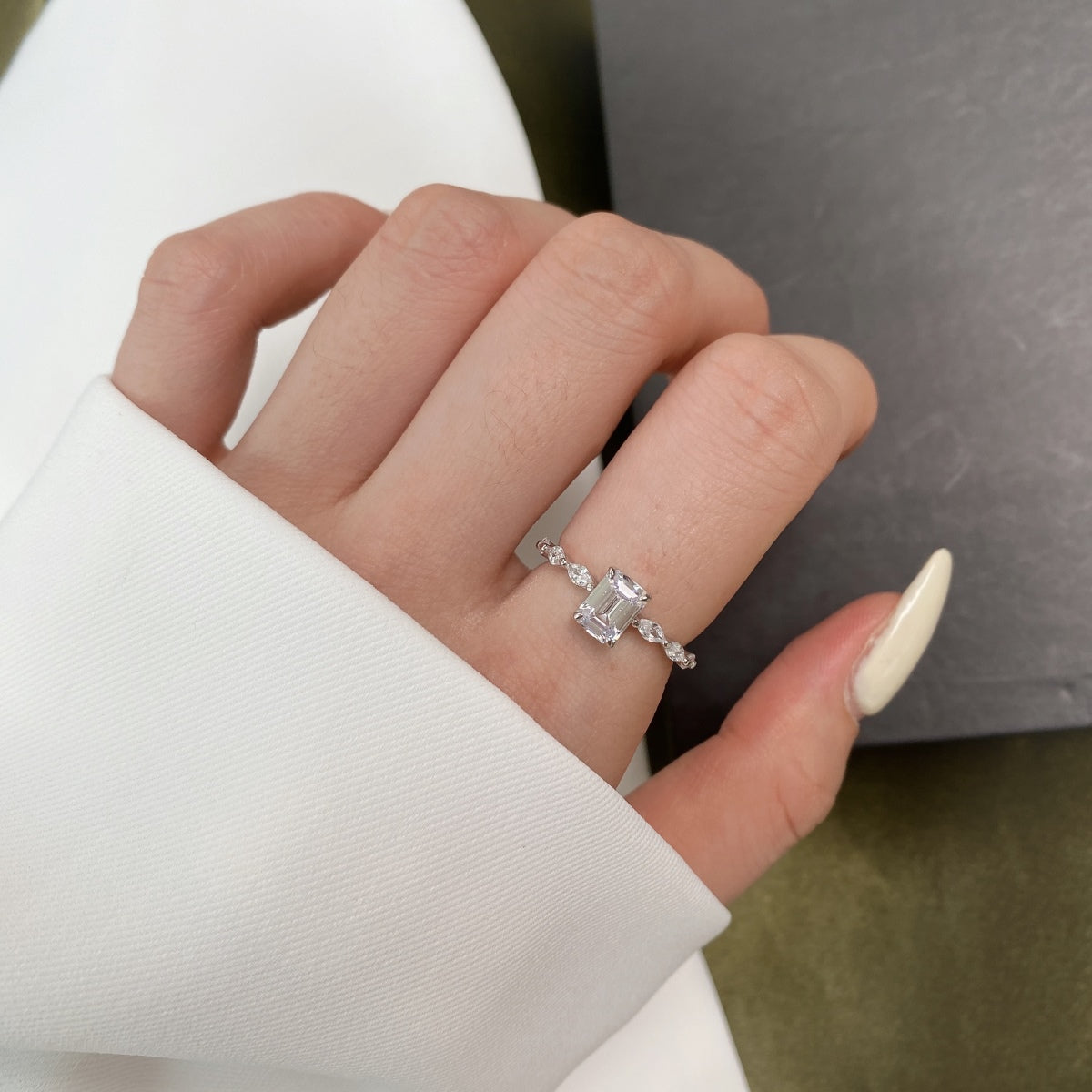 [Elitejewels]1.0 Carat Dainty Resplendent Radiant Cut Daily Ring