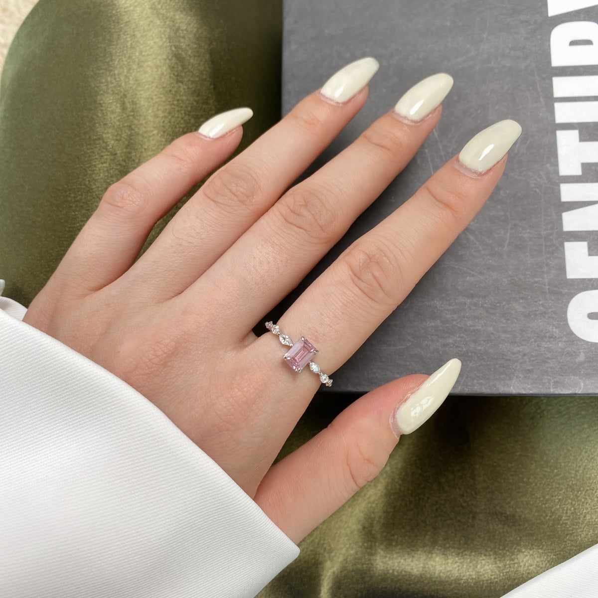 [Elitejewels]1.0 Carat Dainty Resplendent Radiant Cut Daily Ring