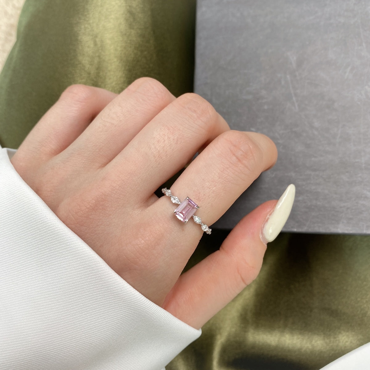 [Elitejewels]1.0 Carat Dainty Resplendent Radiant Cut Daily Ring