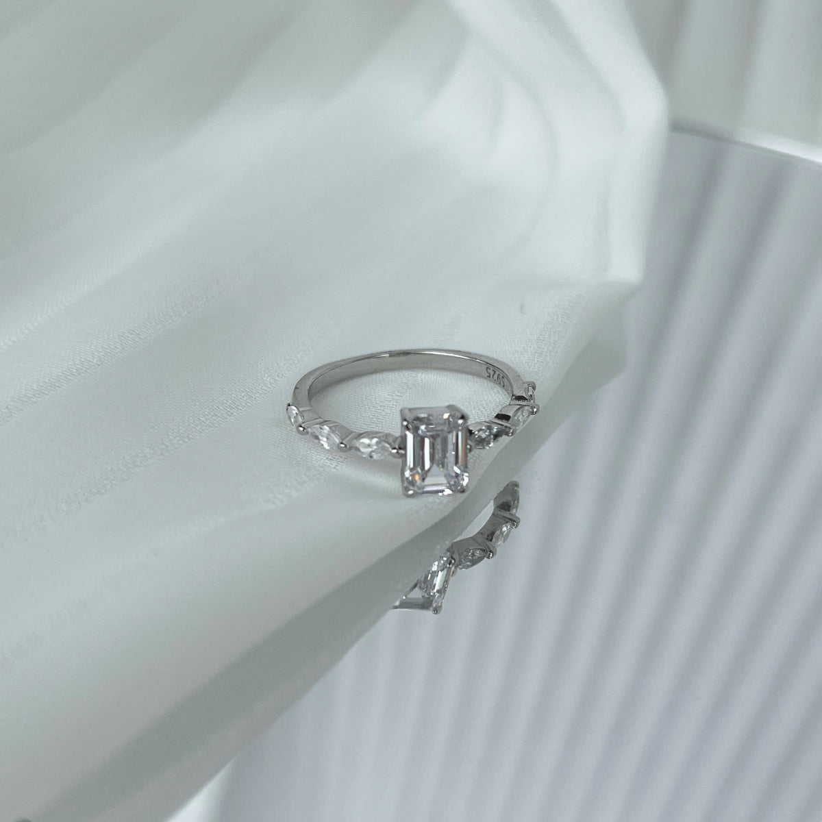 [Elitejewels]1.0 Carat Dainty Resplendent Radiant Cut Daily Ring