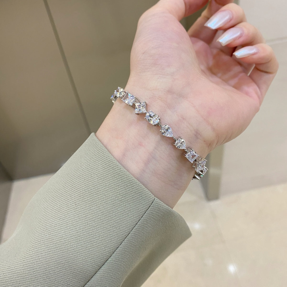 [Everoly JW]Einzigartiges, exquisites Multi-Cut-Armband für den Alltag