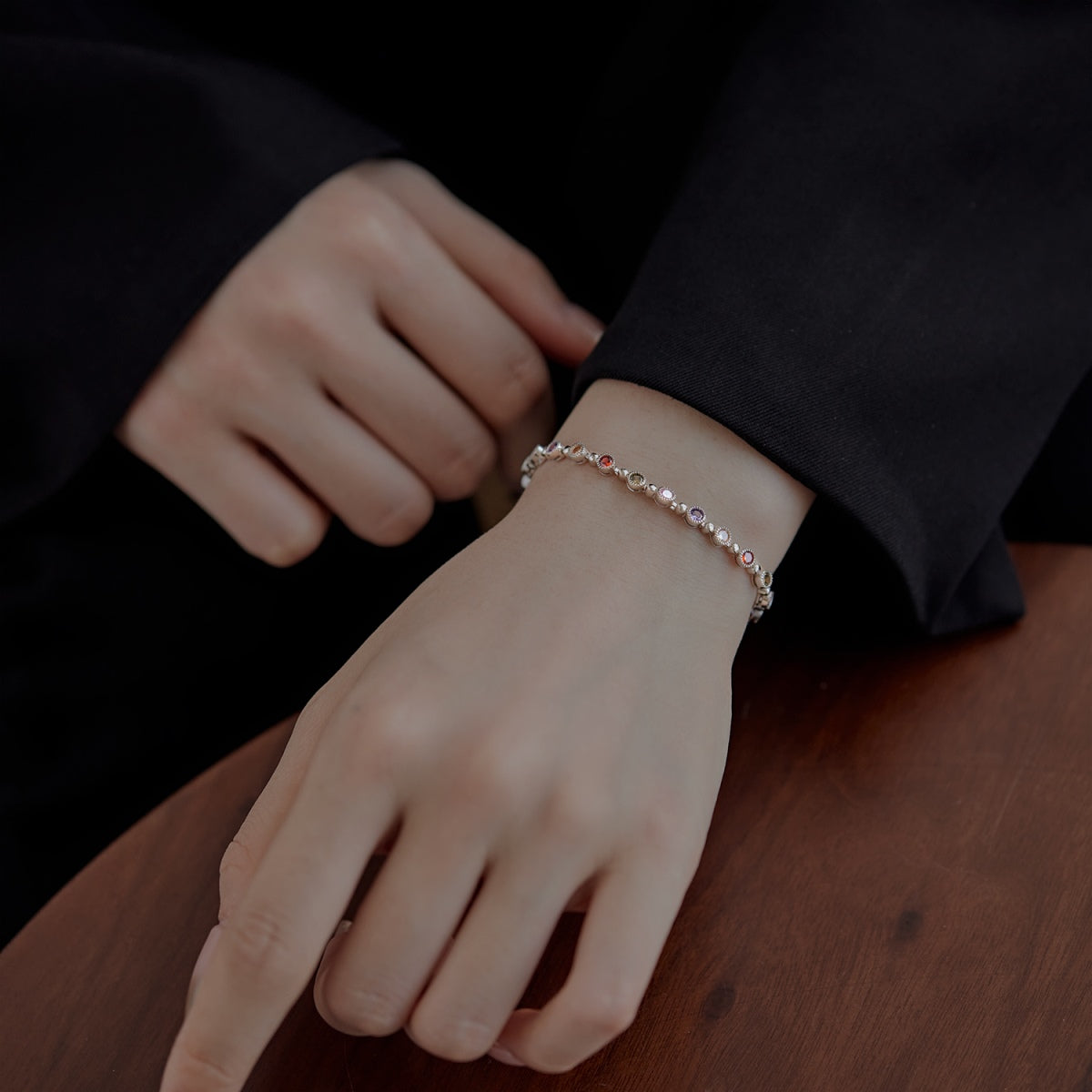 [Everoly JW]きらめく絶妙なラウンドカットパーティーブレスレット