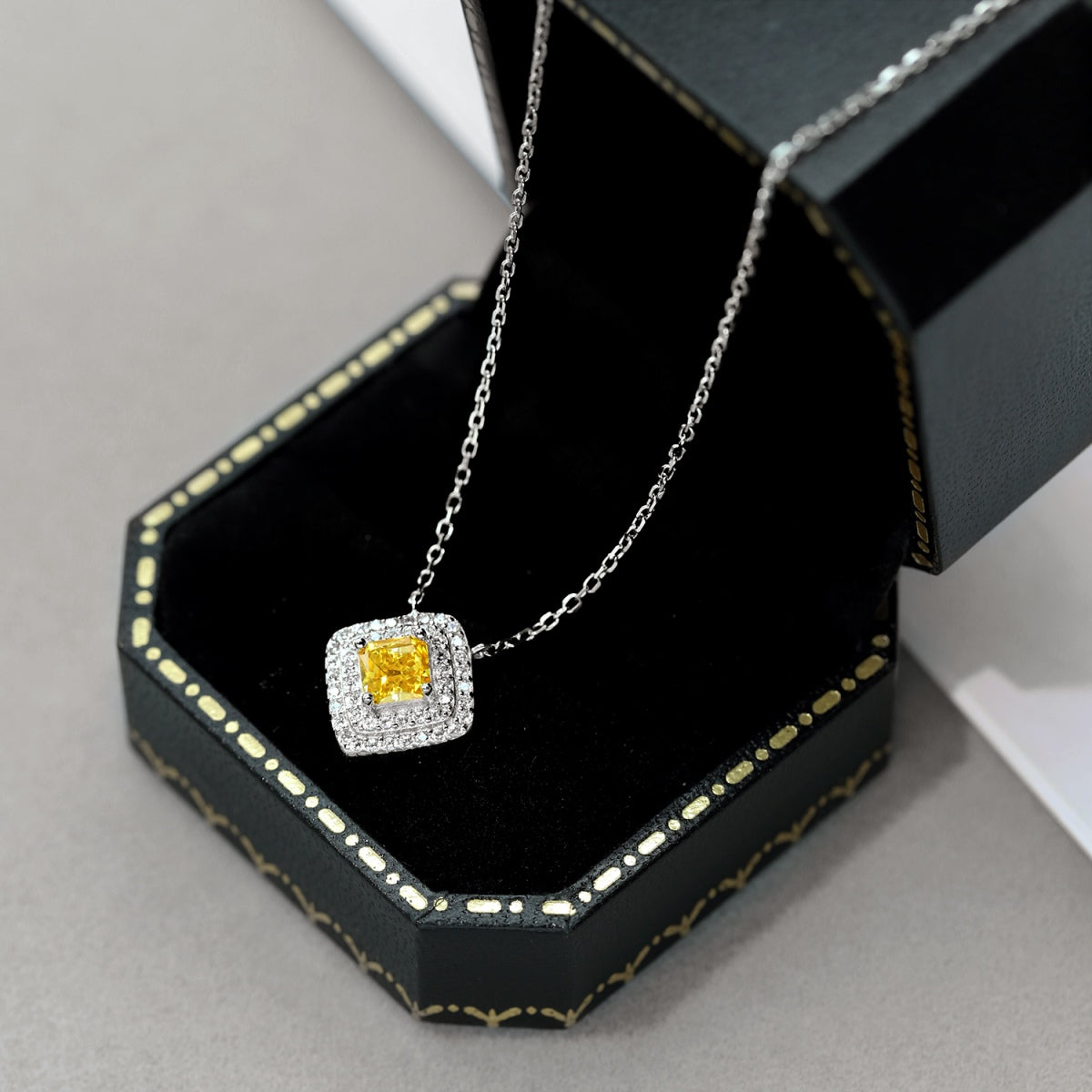 [Elitejewels]Sparkling Asscher Cut Necklace