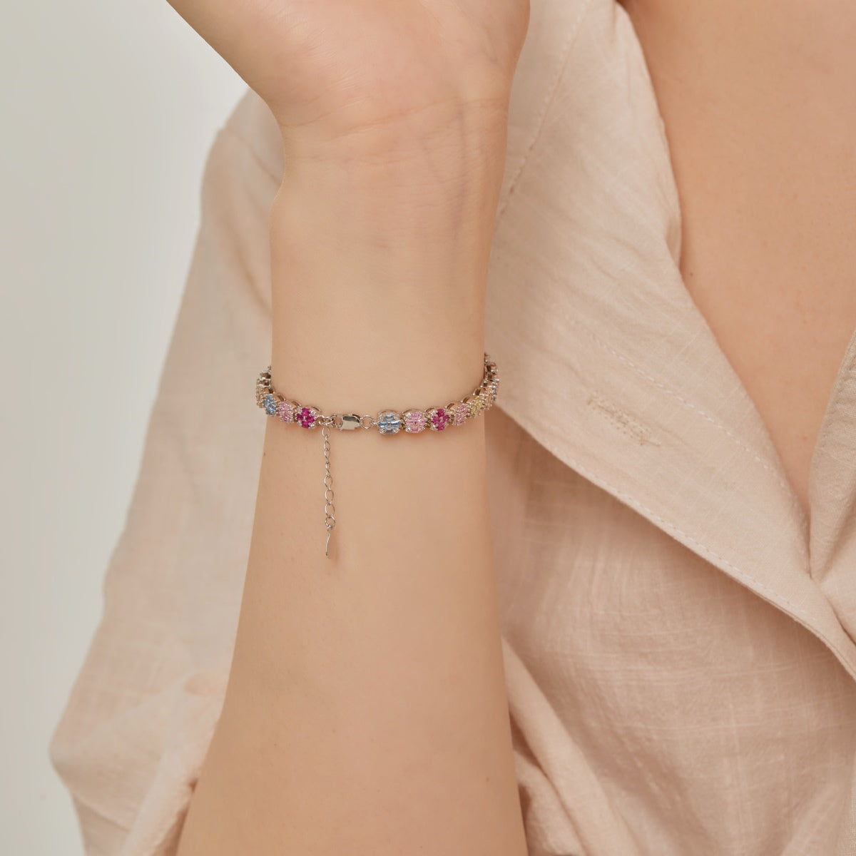 [Everoly JW] Zartes, farbenfrohes Armband im Smaragdschliff