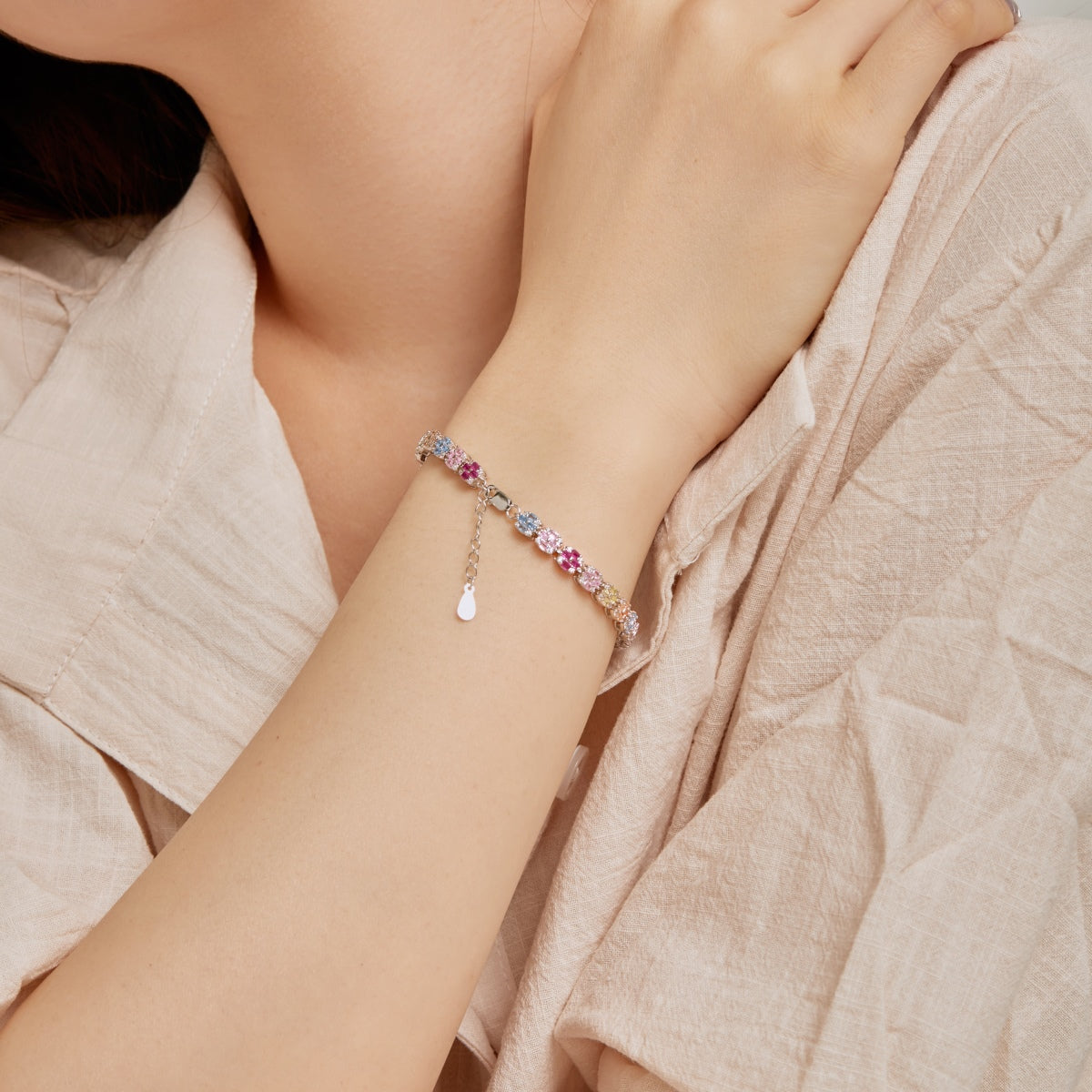 [Everoly JW] Zartes, farbenfrohes Armband im Smaragdschliff