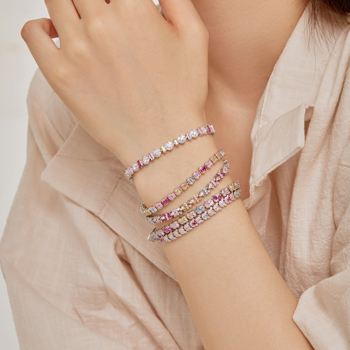 [Everoly JW] Zartes, farbenfrohes Armband im Smaragdschliff