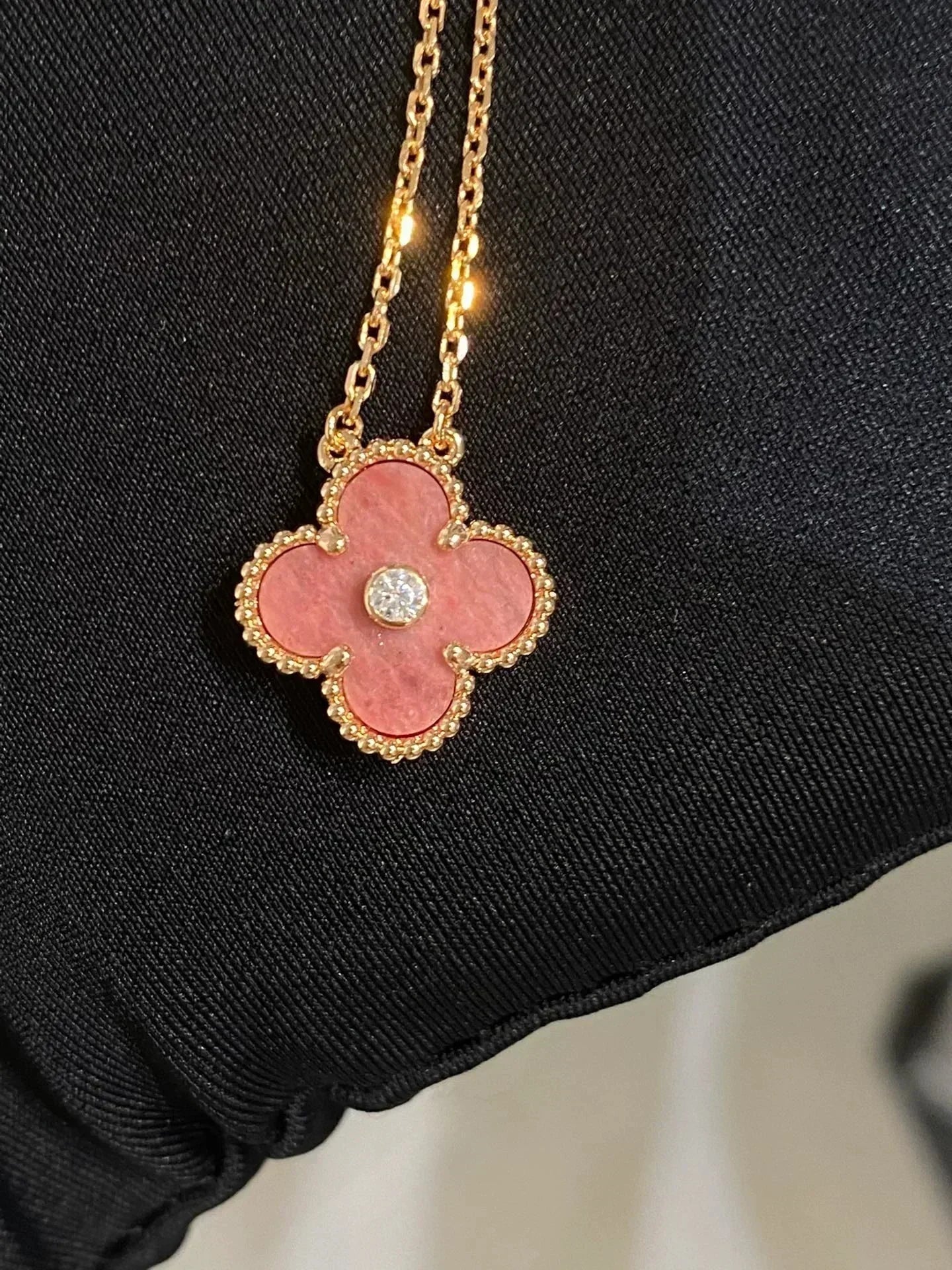 [Elitejewels]CLOVER 15MM DIAMOND RHODONITE NECKLACE