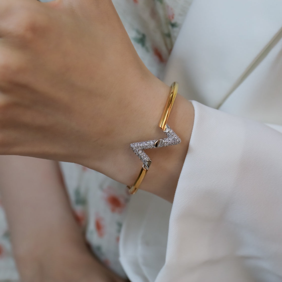 [Everoly JW]VOLTE アップサイト ダウン ゴールド ダイヤモンド ブレスレット