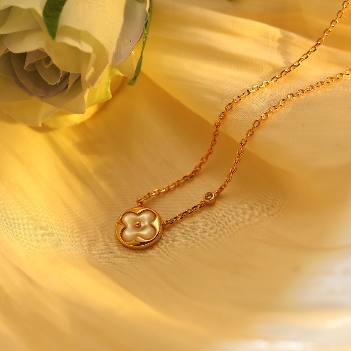 [Elitejewels]SUN PEDANT PINK GOLD 1 DIAMOND NECKLACE