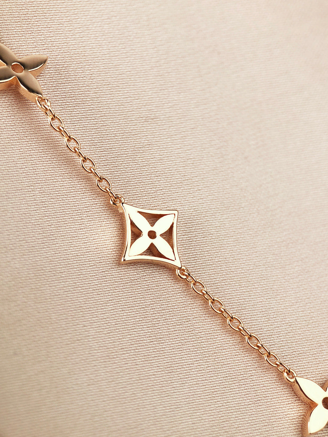 [Elitejewels]STAR AND SUN 7 MOTIFS GOLD BRACELET