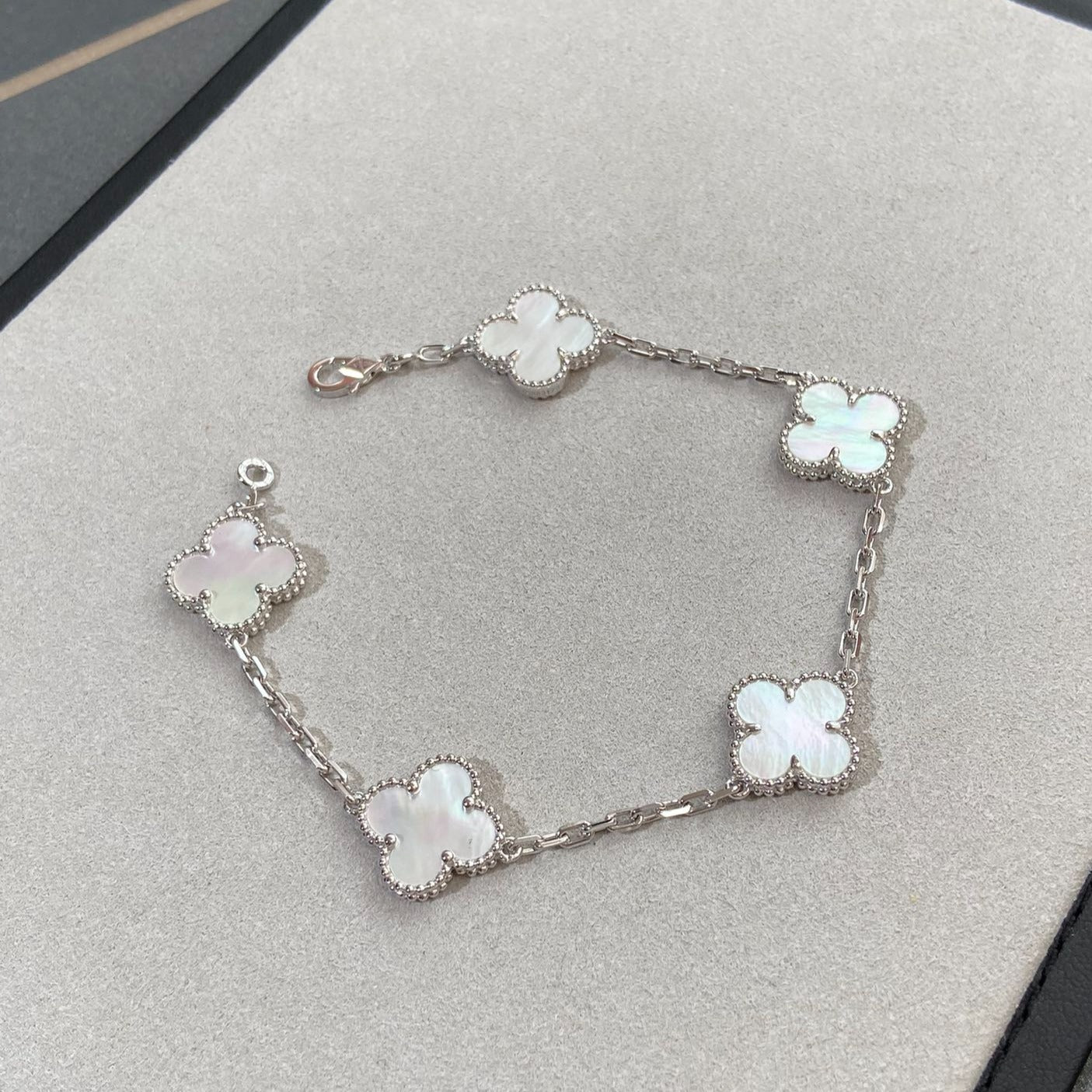 [Everoly JW] CLOVER WHITE PEARL MOP 5 MOTIF BRACELET COLLECTION