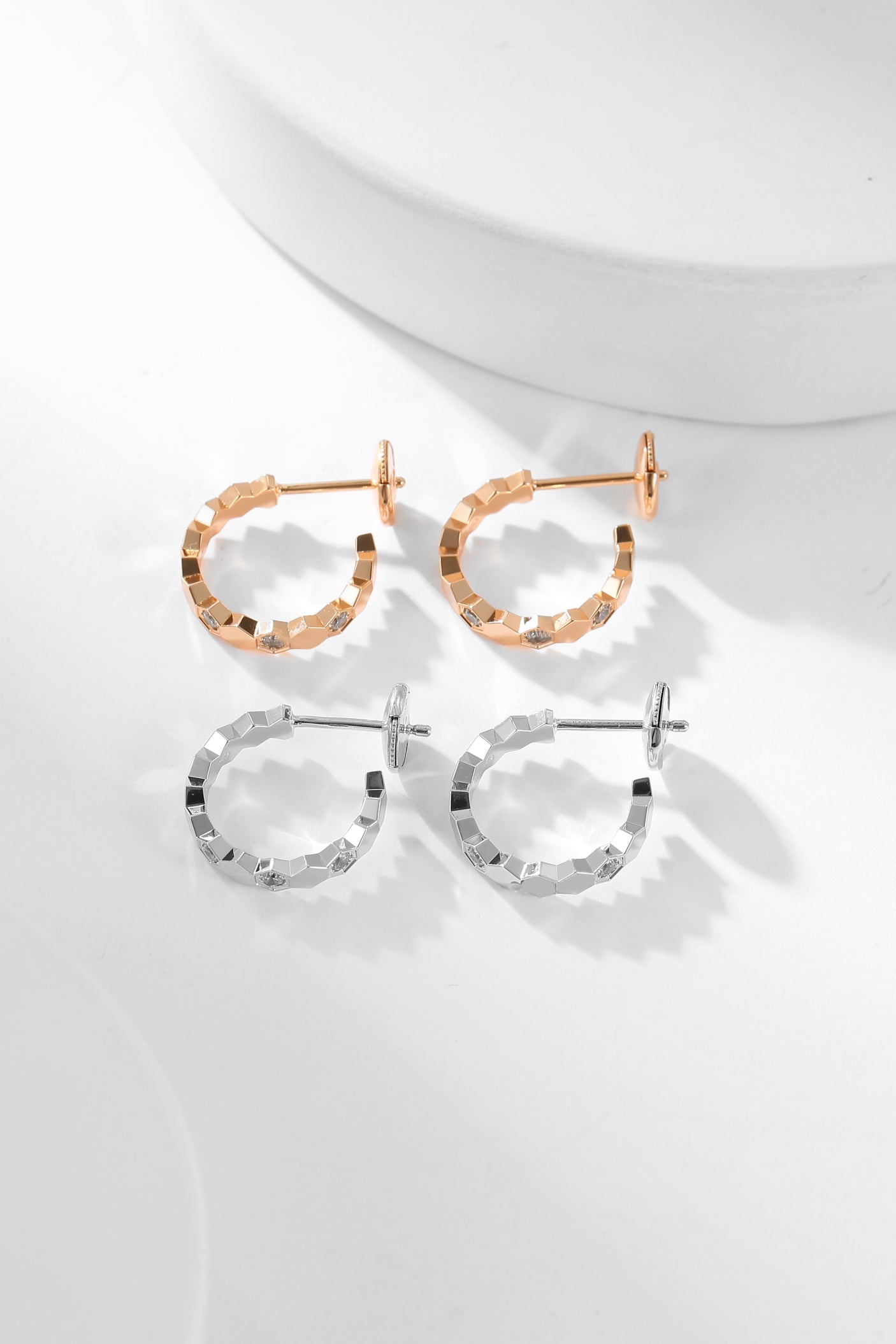 [Elitejewels]BEE LOVE DIAMOND HOOP EARRINGS