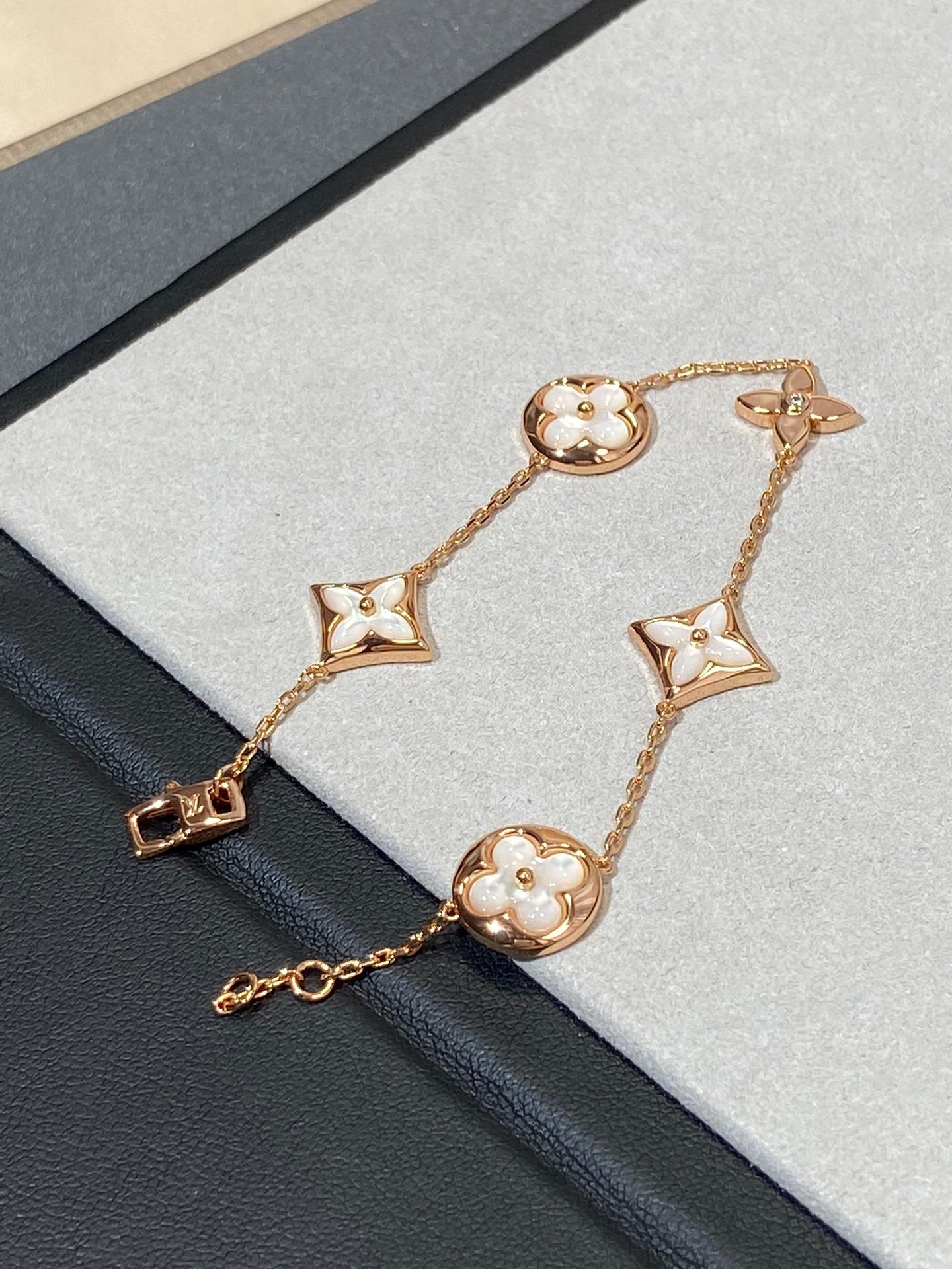 [Everoly JW] Armband mit Stern- und Sonnenmotiv, 5 Mops, Roségold
