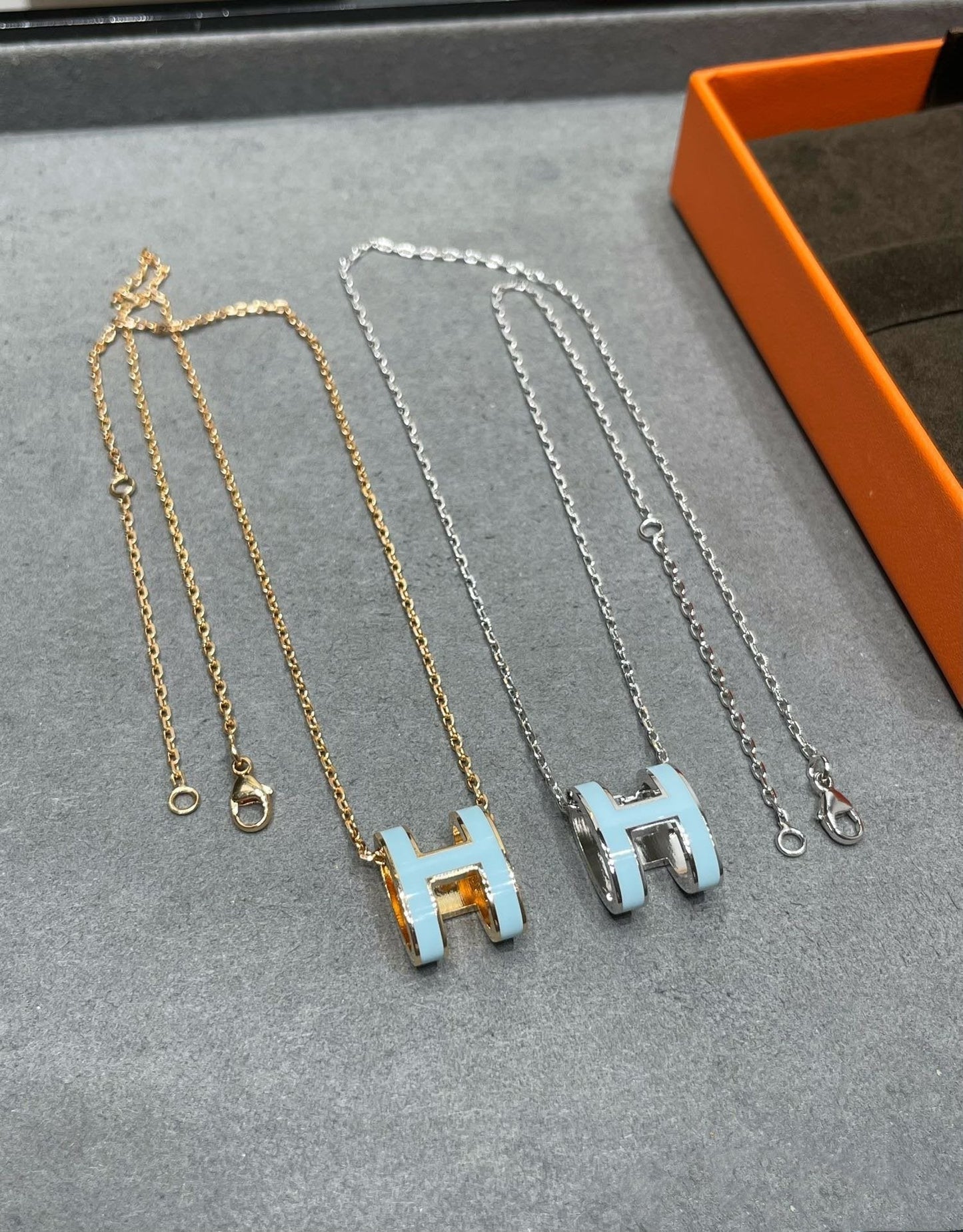 [Elitejewels]POP H SKY BLUE NECKLACE