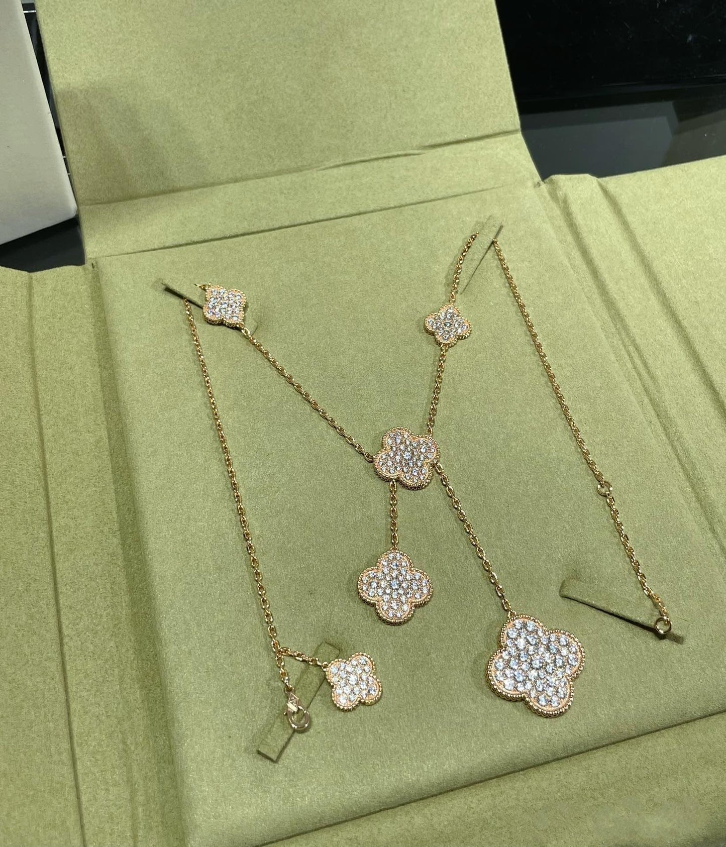 [Everoly JW]Halskette mit Kleeblatt-Motiv und Diamanten