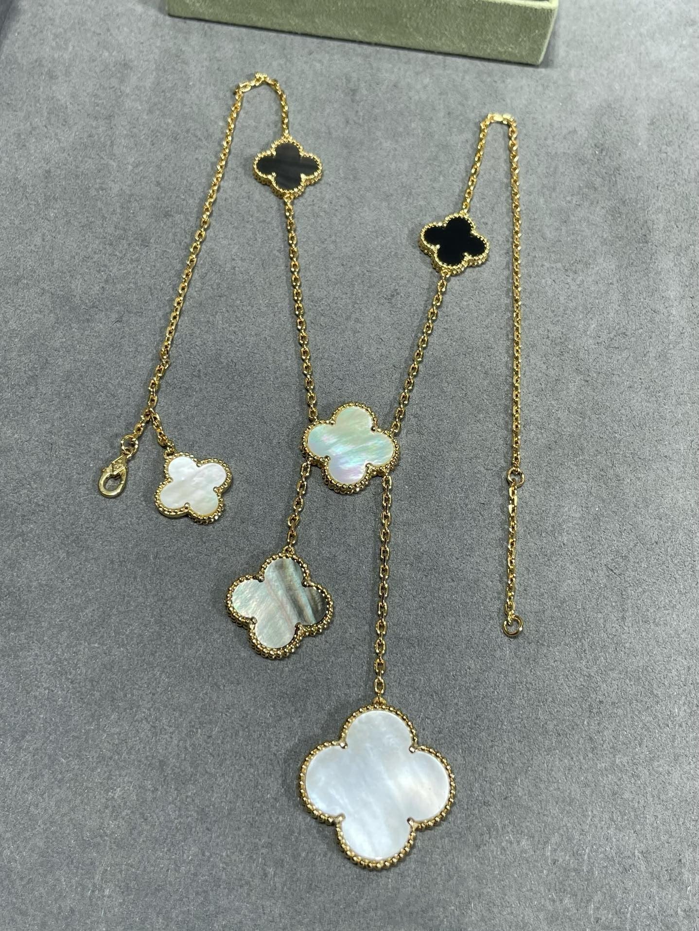 [Everoly JW]CLOVER 6 MOTIF MOP ONYX GOLD NECKLACE