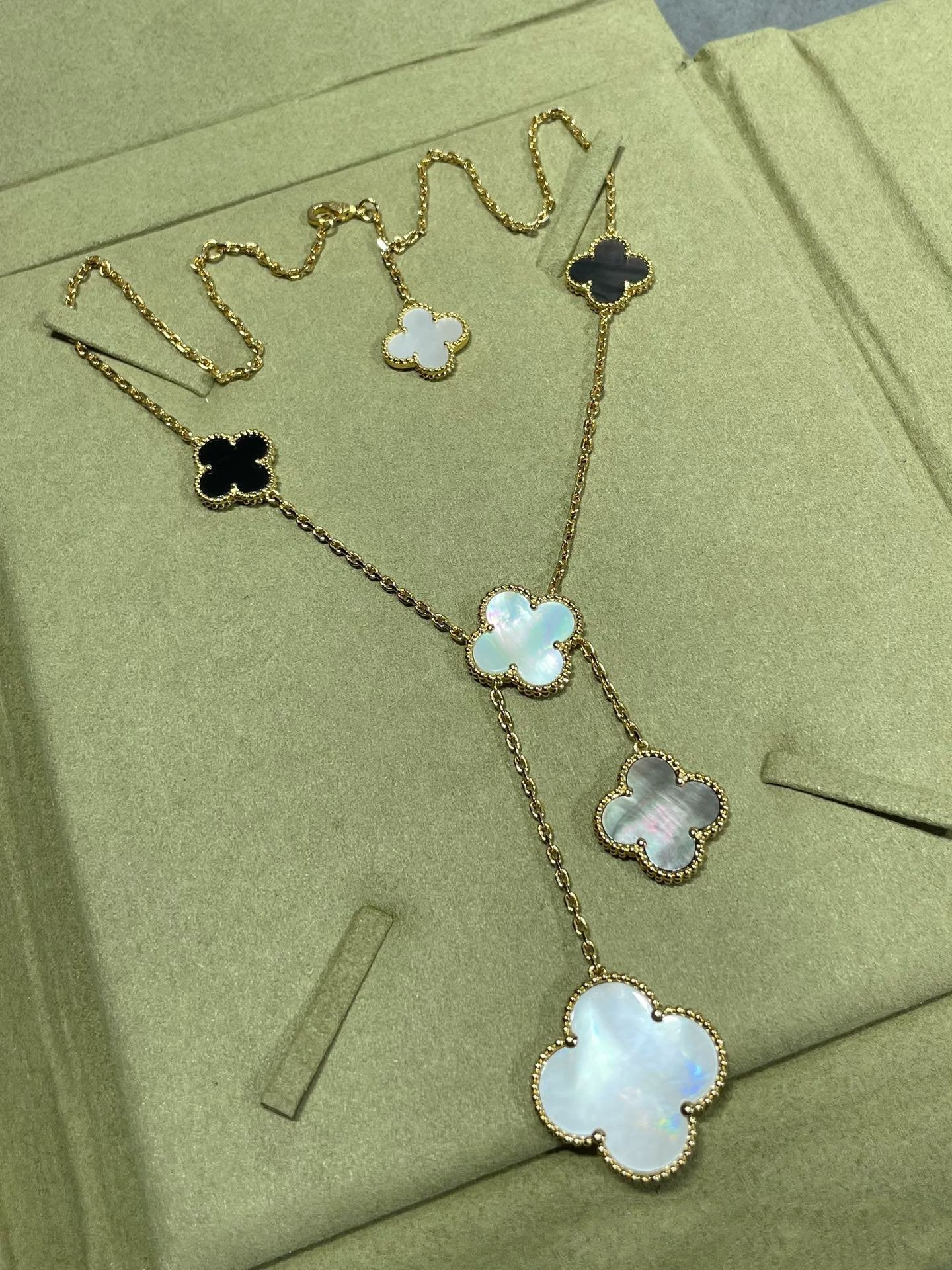 [Everoly JW]CLOVER 6 MOTIF MOP ONYX GOLD NECKLACE