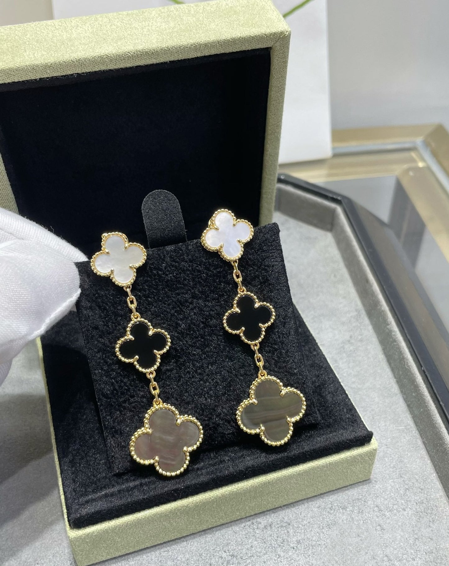 [Everoly JW]CLOVER 3 MOTIV MOP ONYX DUNKEL MOP ROSA GOLD OHRRINGE