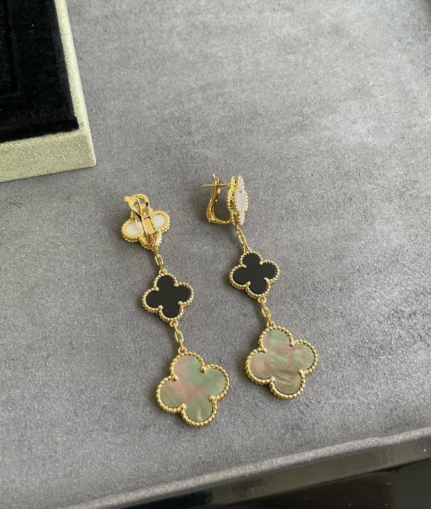 [Everoly JW]CLOVER 3 MOTIV MOP ONYX DUNKEL MOP ROSA GOLD OHRRINGE