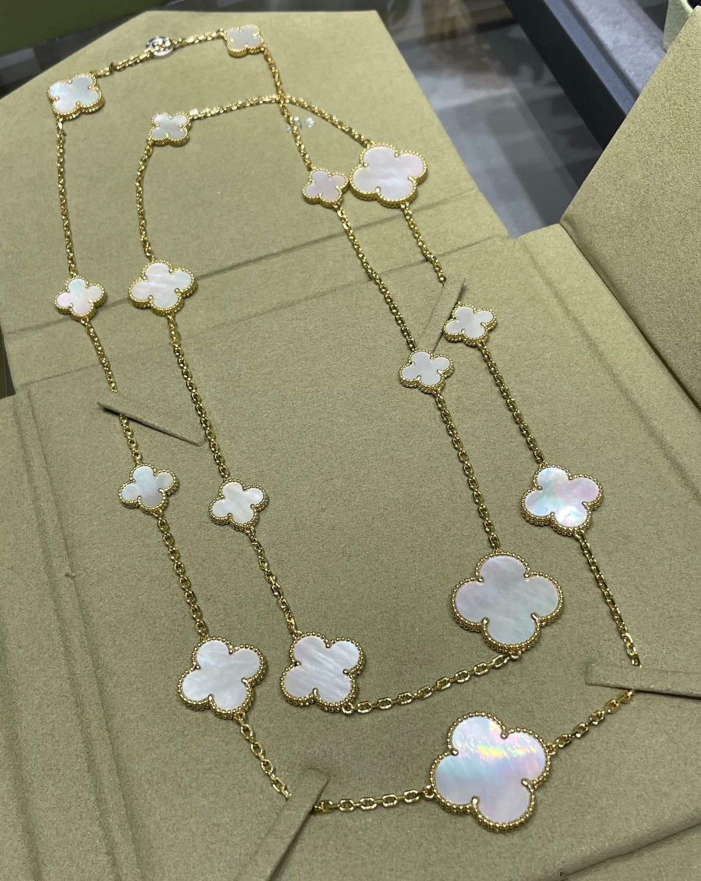 [Everoly JW]CLOVER 16 MOTIV WEISS MOP GOLD HALSKETTE