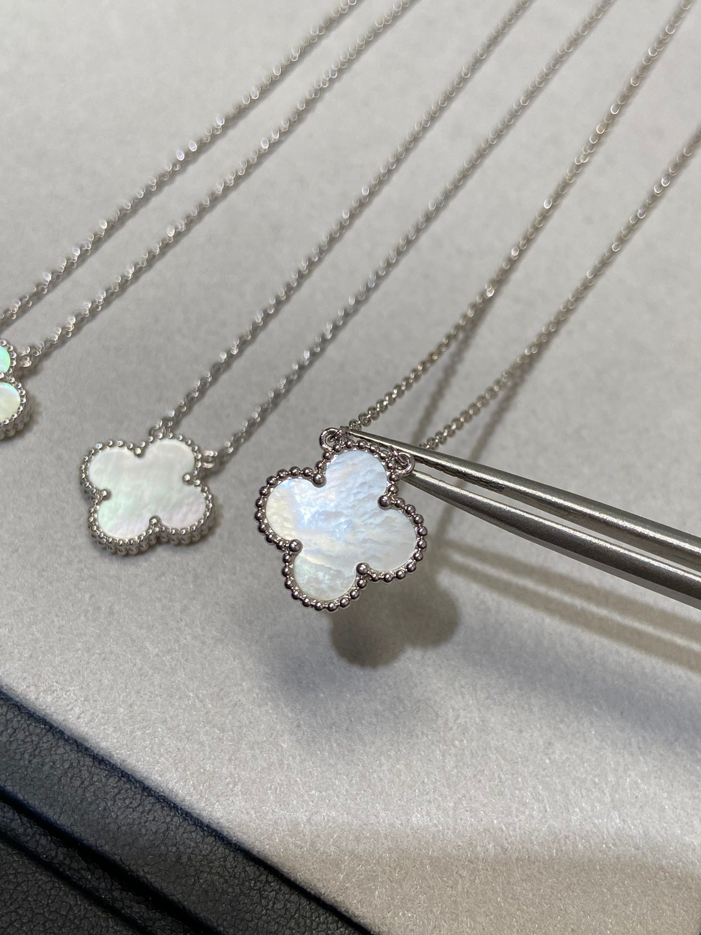 [Elitejewels]CLOVER 15MM WHITE MOP NECKLACE