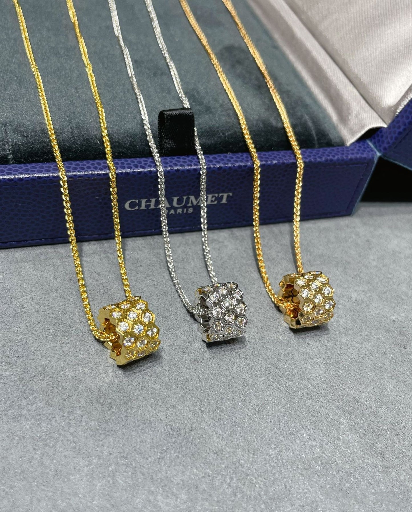 [Everoly JW] BEE LOVE 3-REIHIGE HALSKETTE MIT DIAMANTEN 