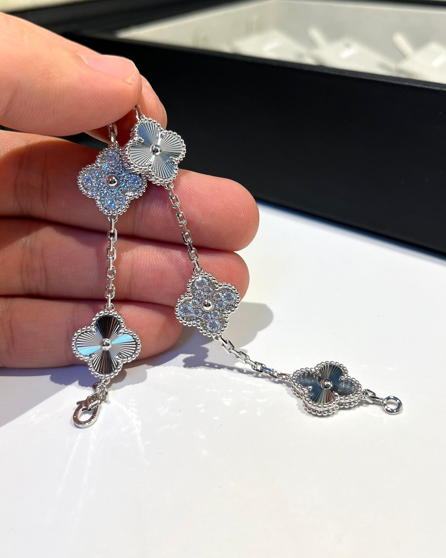[Everoly JW]  CLOVER 5 MOTIF LASER BRACELET COLLECTION