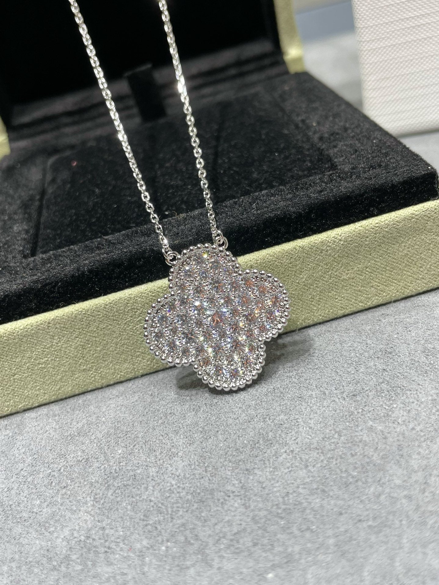 [Elitejewels]CLOVER 25MM LARGE PENDANT DIAMOND PAVED SILVER NECKLACE