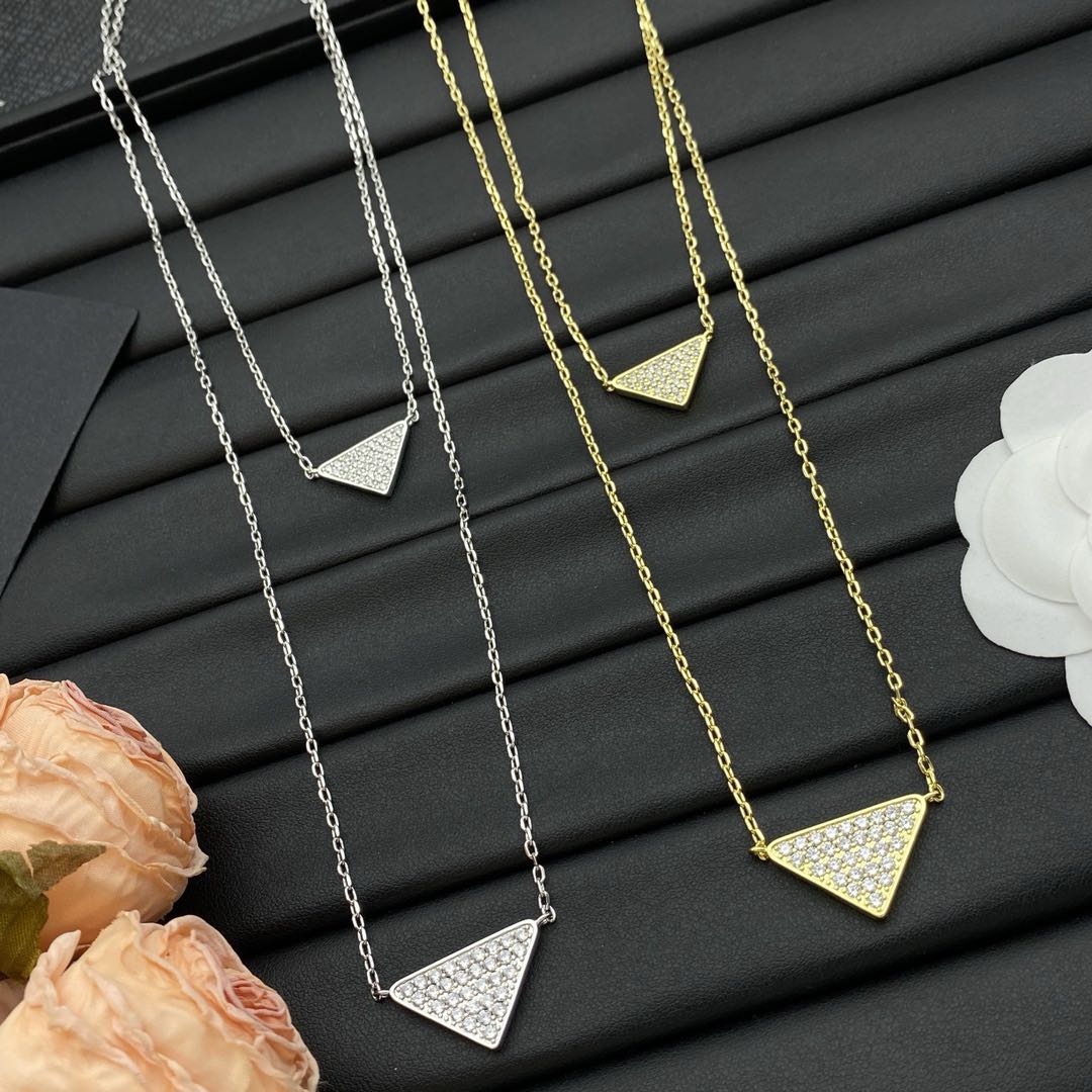 [Elitejewels]TRIANGULAR MARK NECKLACE DIAMOND-PAVED