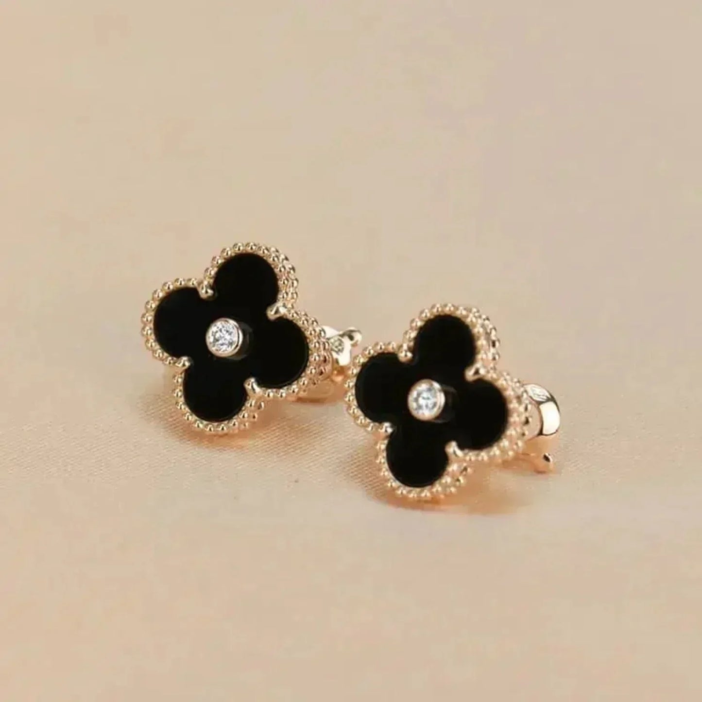 [Elitejewels]CLOVER MEDIUM 1 MOTIFS ONYX DIAMOND EARRINGS