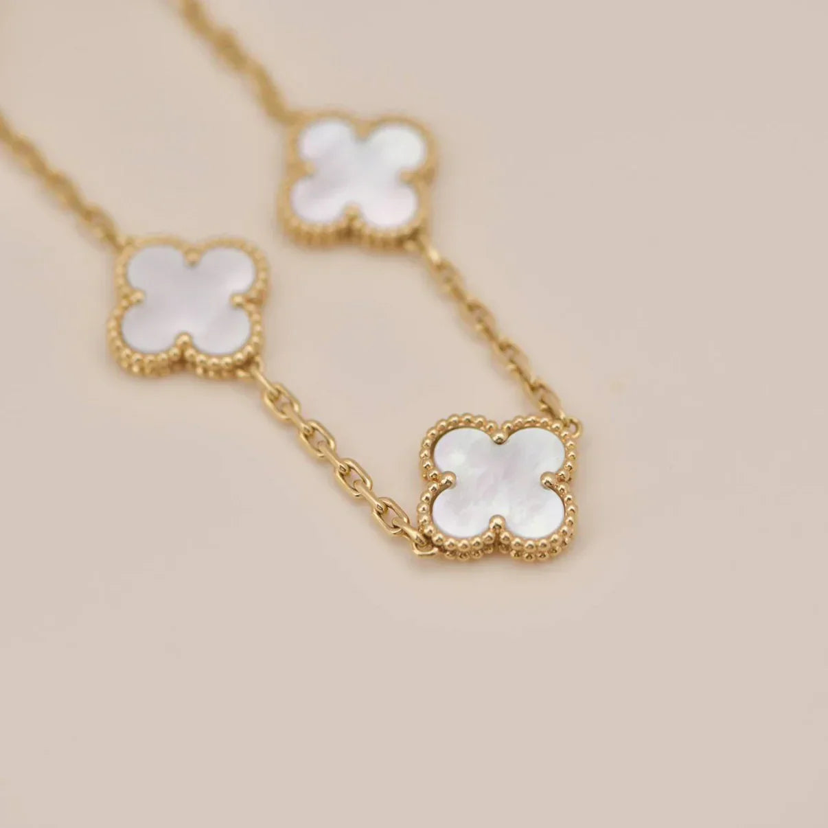 [Everoly JW] CLOVER WHITE PEARL MOP 5 MOTIF BRACELET COLLECTION