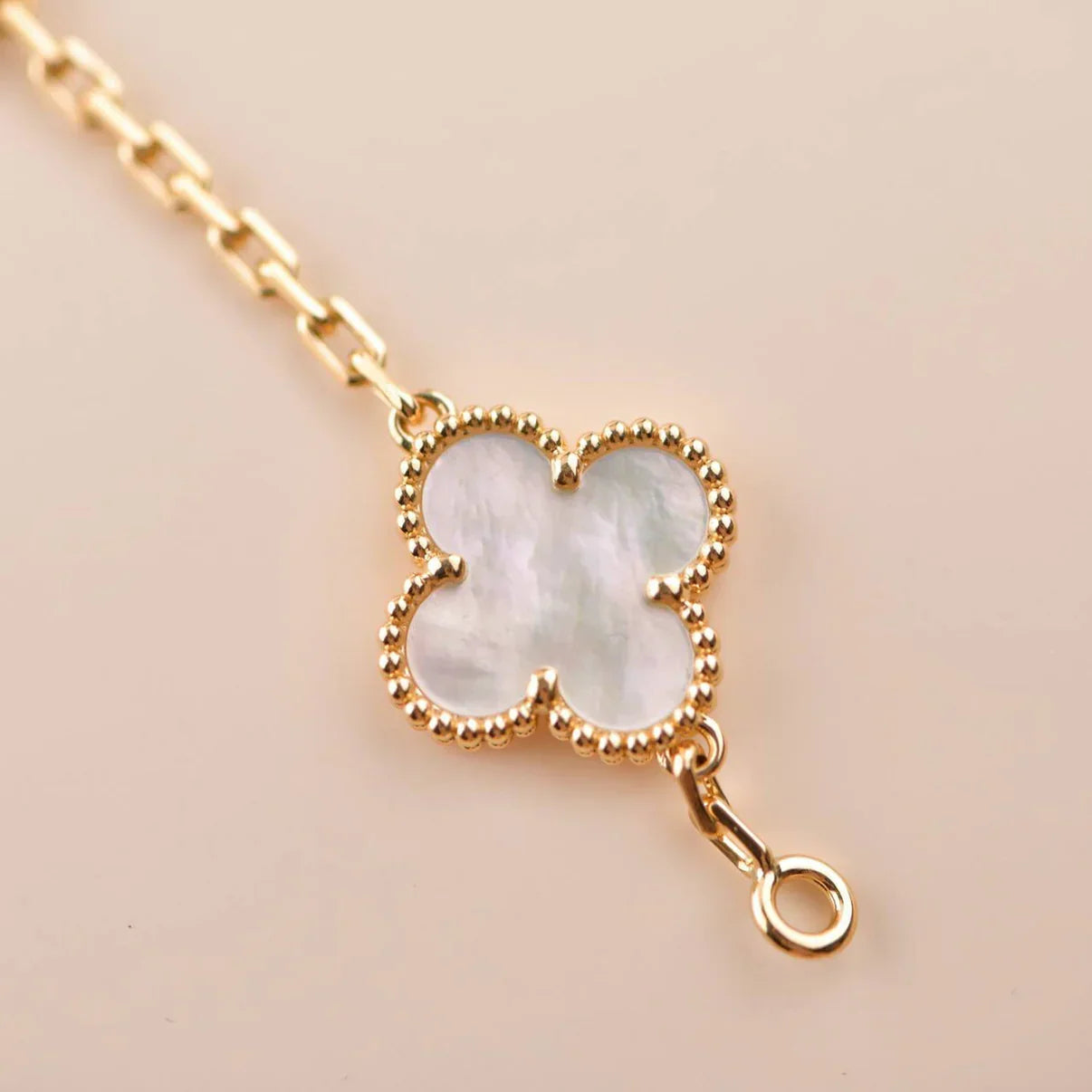 [Everoly JW] CLOVER WHITE PEARL MOP 5 MOTIF BRACELET COLLECTION