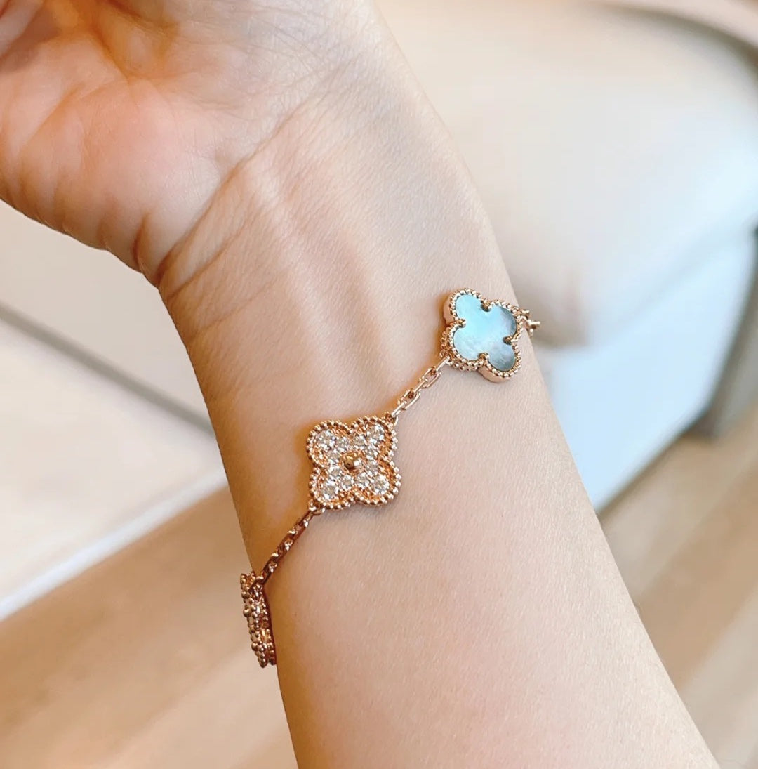 [Everoly JW]  CLOVER 5 MOTIF GRAY MOP BRACELET COLLECTION