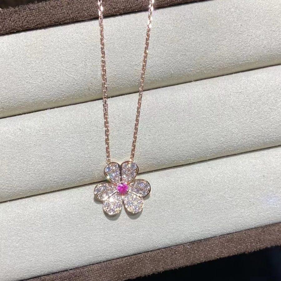 [Everoly JW]FRIVOLE ROSÉGOLD-HALSKETTE MIT BLUMEN UND DIAMANTEN
