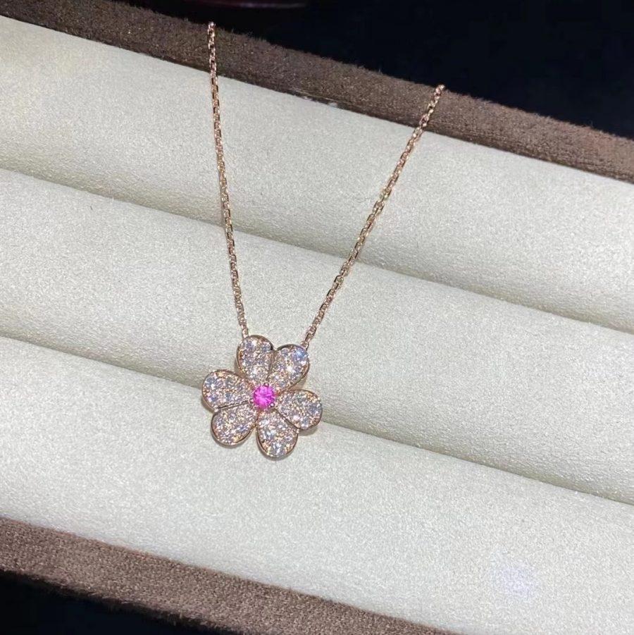 [Everoly JW]FRIVOLE ROSÉGOLD-HALSKETTE MIT BLUMEN UND DIAMANTEN