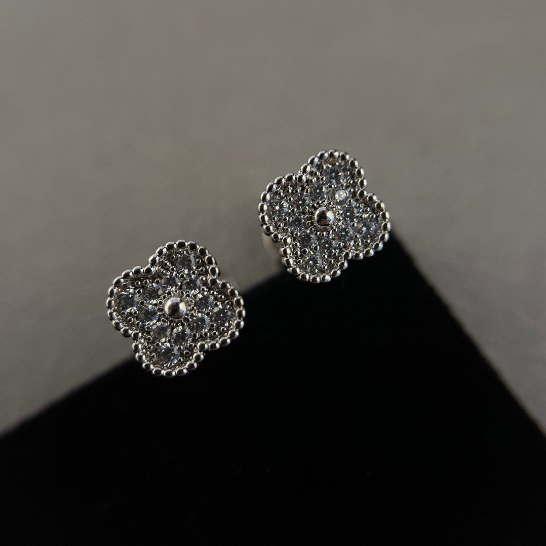 [Elitejewels]CLOVER MINI DIAMOND STUD EARRINGS