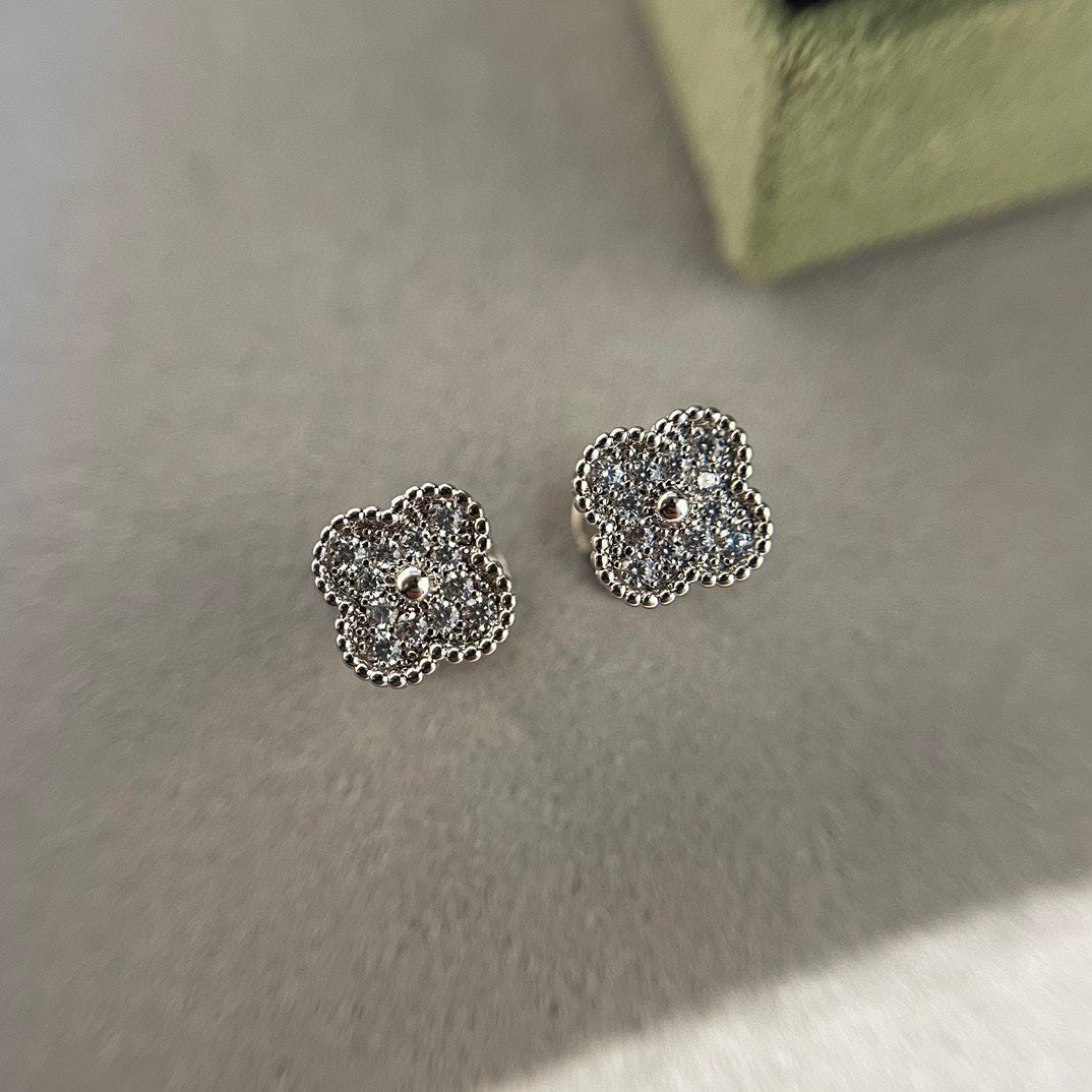 [Elitejewels]CLOVER MINI DIAMOND STUD EARRINGS