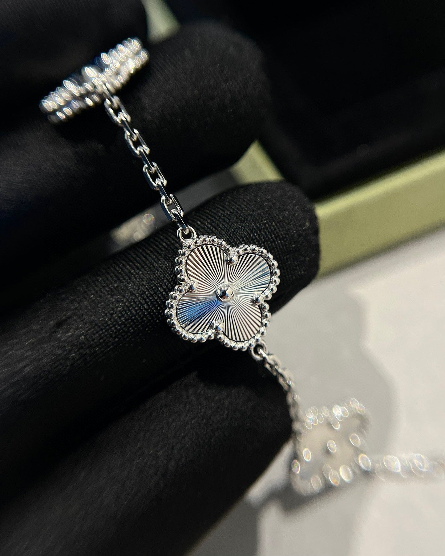 [Everoly JW]  CLOVER 5 MOTIF LASER BRACELET COLLECTION