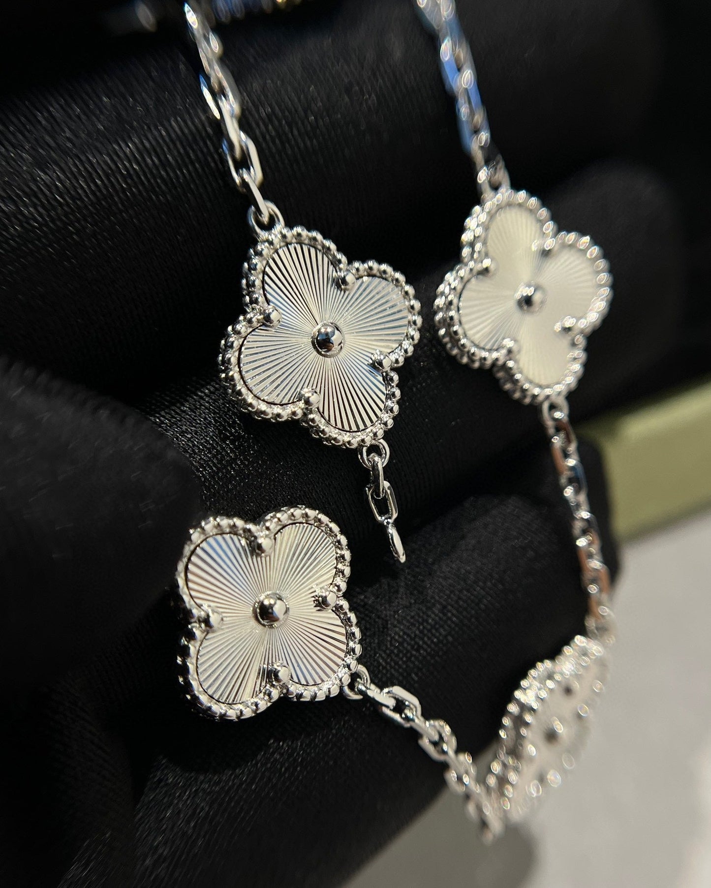 [Everoly JW]  CLOVER 5 MOTIF LASER BRACELET COLLECTION