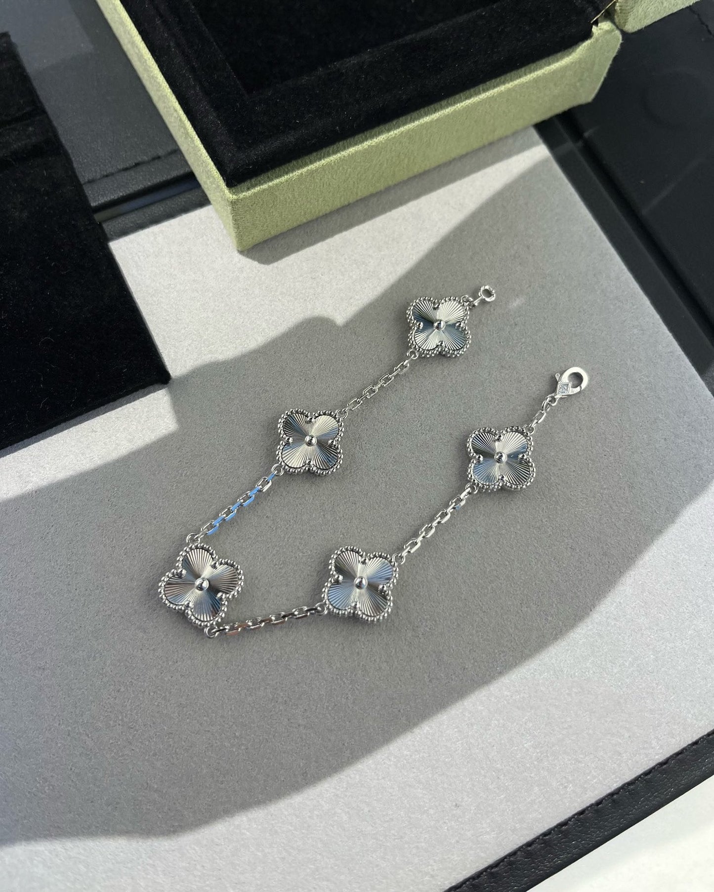[Everoly JW]  CLOVER 5 MOTIF LASER BRACELET COLLECTION